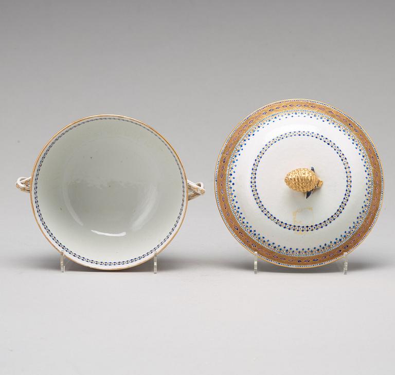 SKÅLFAT samt EQUELLE med LOCK, vapenporslin, Qingdynastin, Jiaqing 1796-1820.