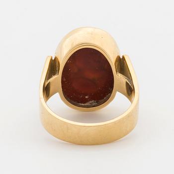 Ring with carved carneol camoe.