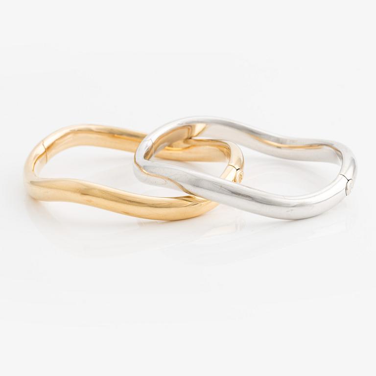 Two bangle bracelets in 18K gold and white gold.