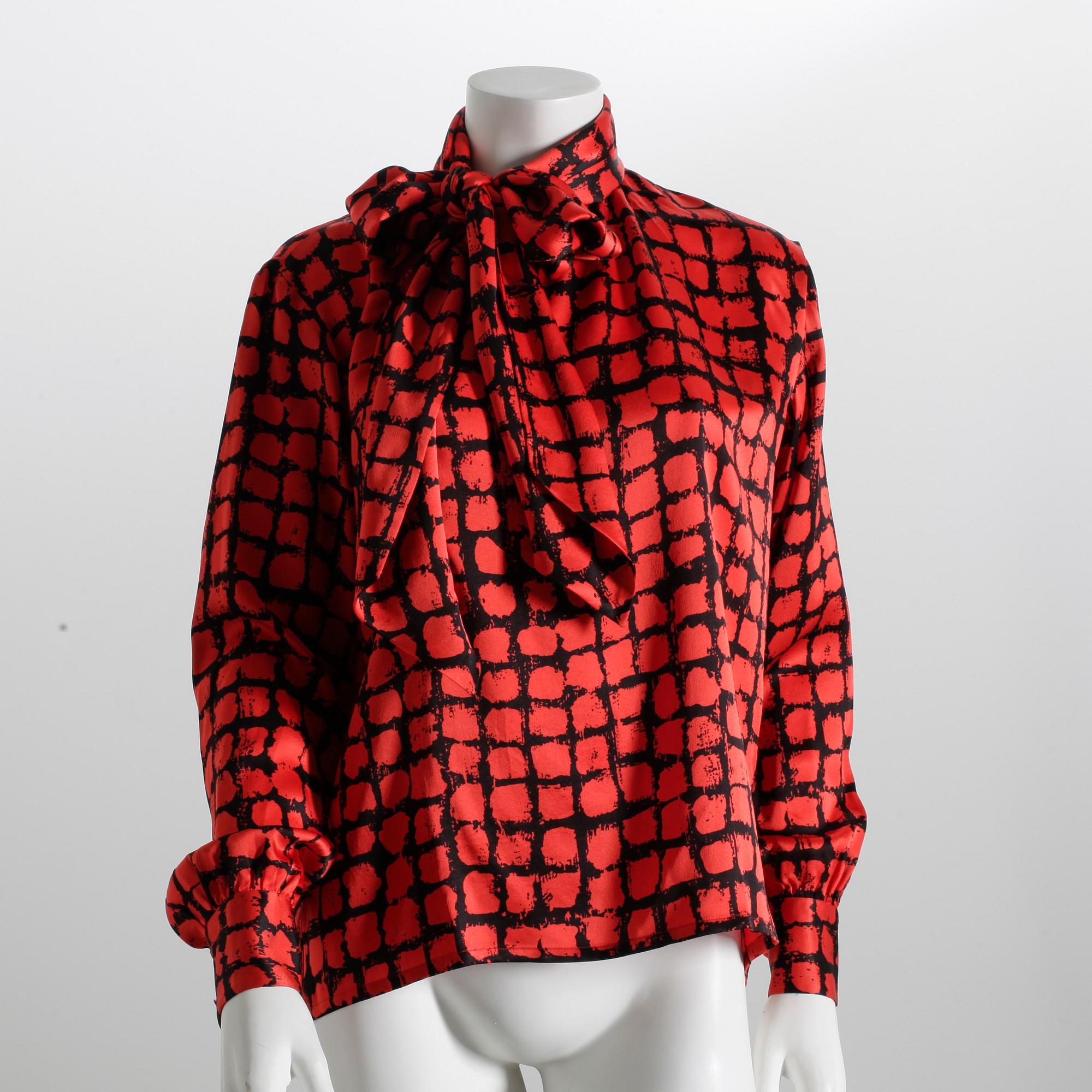 KNYTBLUS, Yves Saint Laurent.