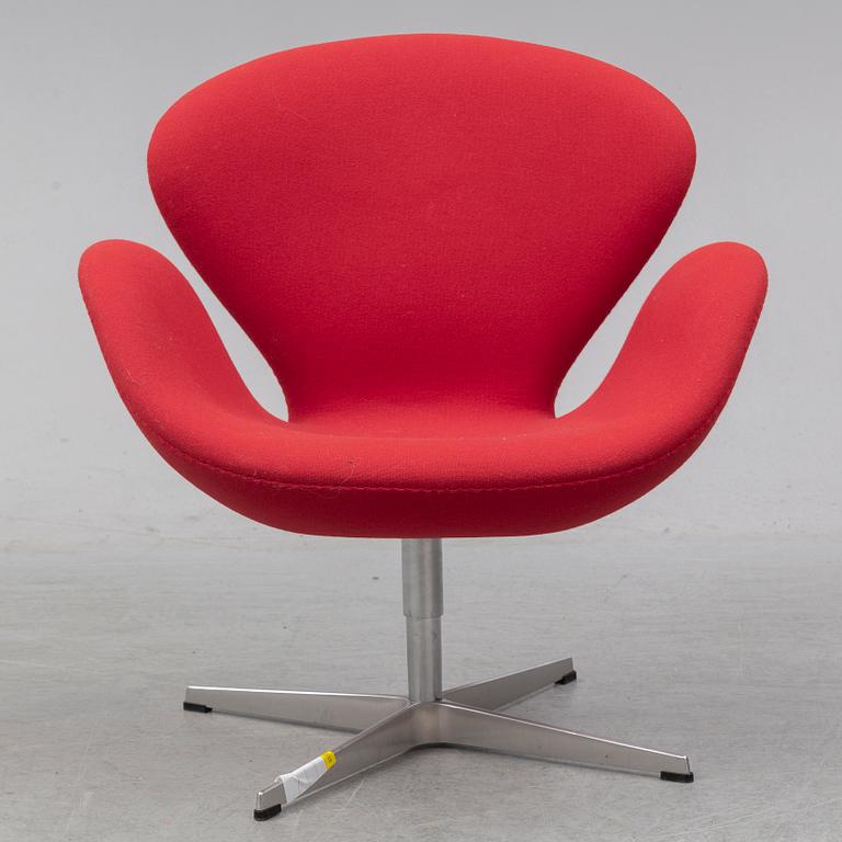 ARNE JACOBSEN, a 'Svanen' easy chair, Fritz Hansen, 2006.