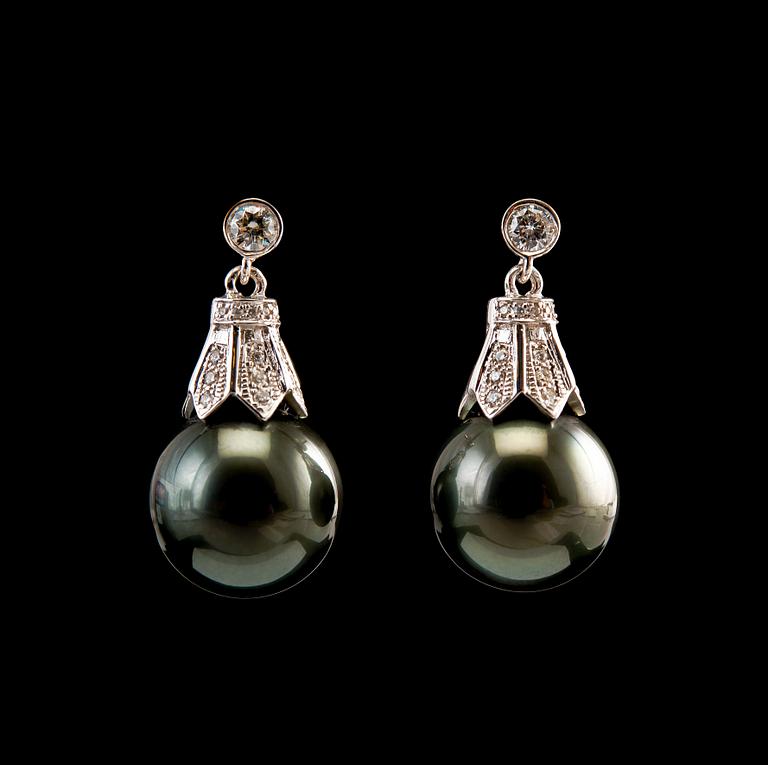 A PAIR OF EARRINGS, tahitian pearls 14 mm, brilliant cut diamonds c. 0.66 ct. 18K white gold. Length 2,5 cm.