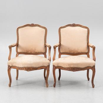 Karmstolar, ett par, rokokostil, 1900-talets första hälft.