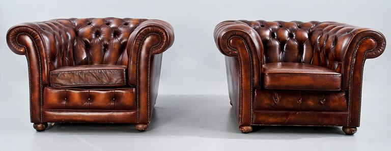 FÅTÖLJER, ett par, chesterfield, 1900-talets andra hälft.