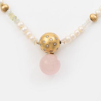 Ole Lynggaard clasp with pendant in 18K gold set with round brilliant-cut diamonds and rose quartz.