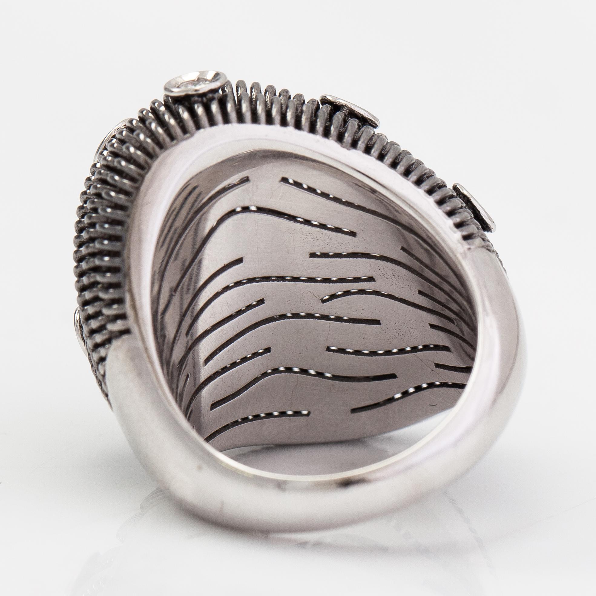 An 18K white gold ring with diamonds ca. 0.31 ct in total.
