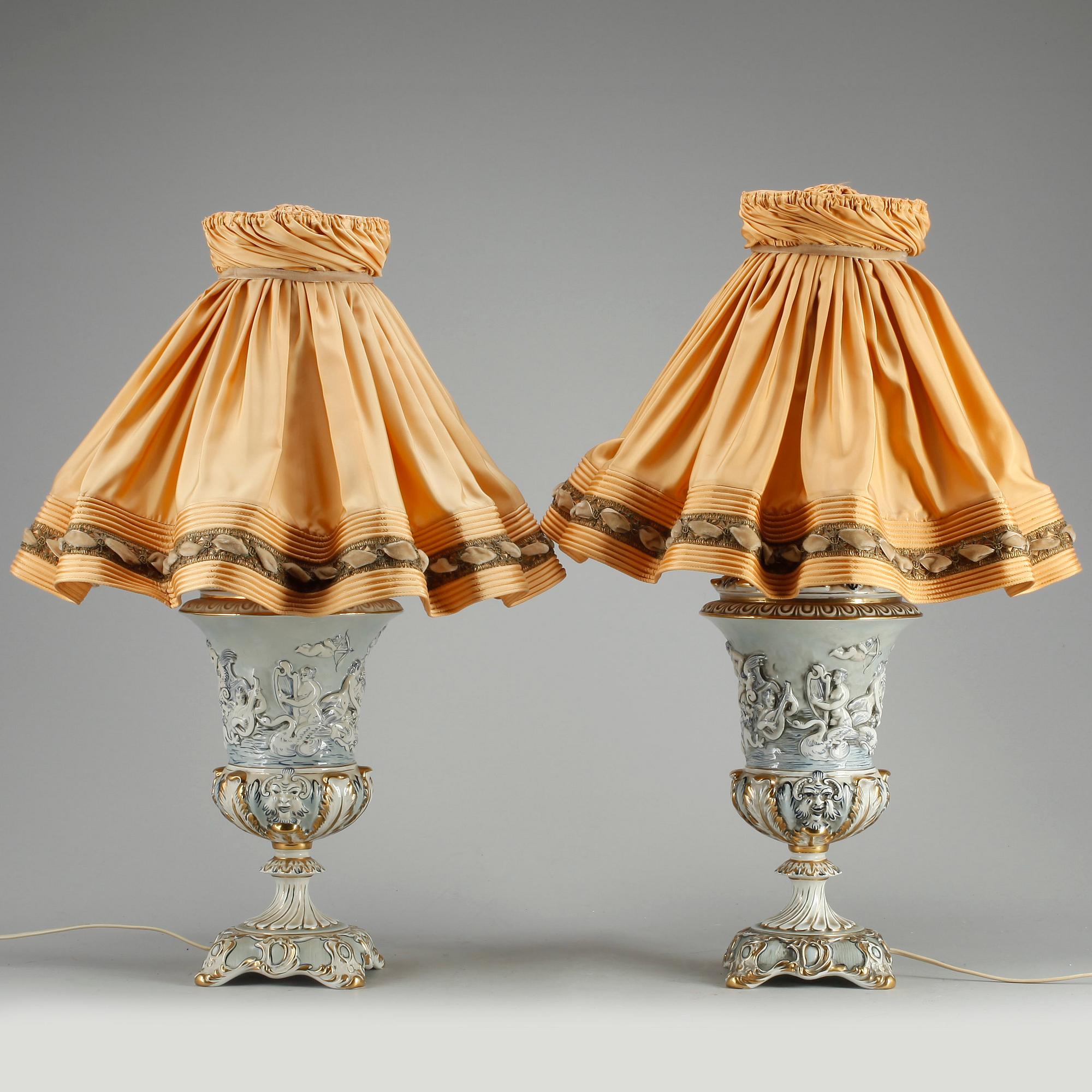 BORDSLAMPOR, ett par, porslin, troligen Capodimonte, Italien, 18/1900-tal.