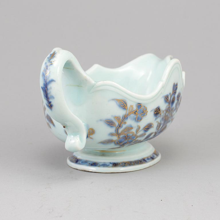 A blue and white export porcelain saucer, Qing dynasty, Qianlong (1736-95).