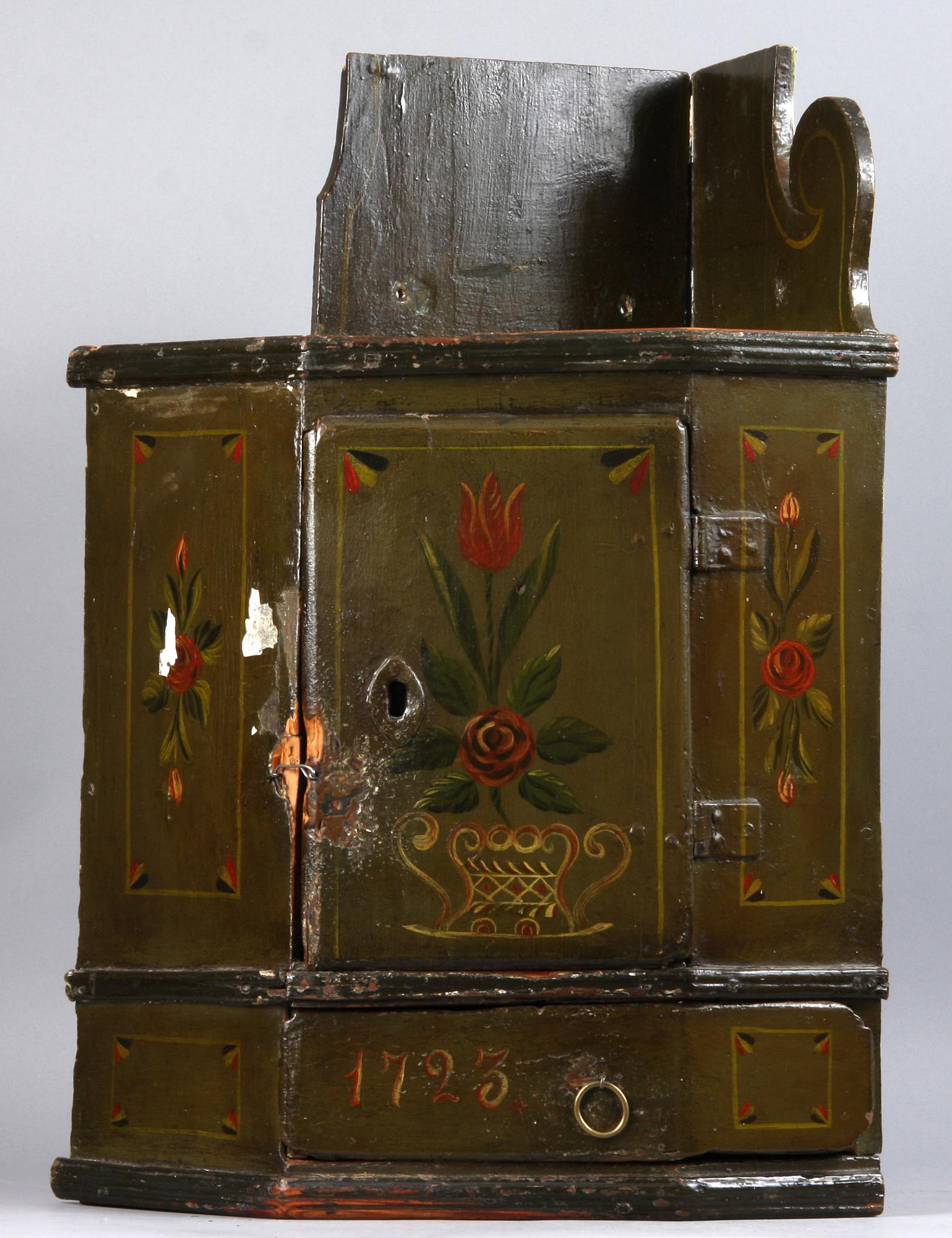 HÄNGSKÅP, allmoge, 1800-tal.