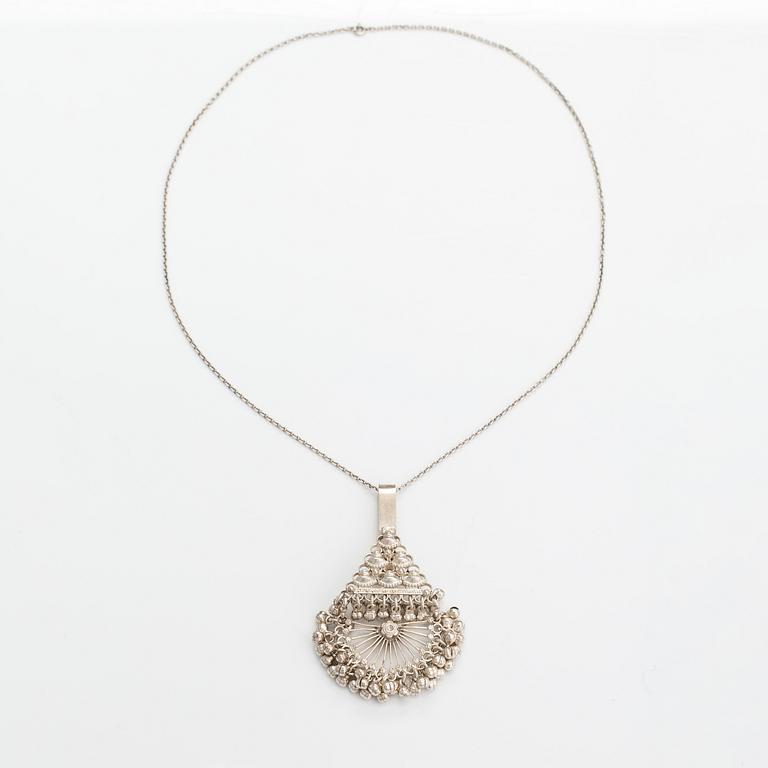 A silver necklace/brooch. Ossian Hopea, Porvoo 1977.