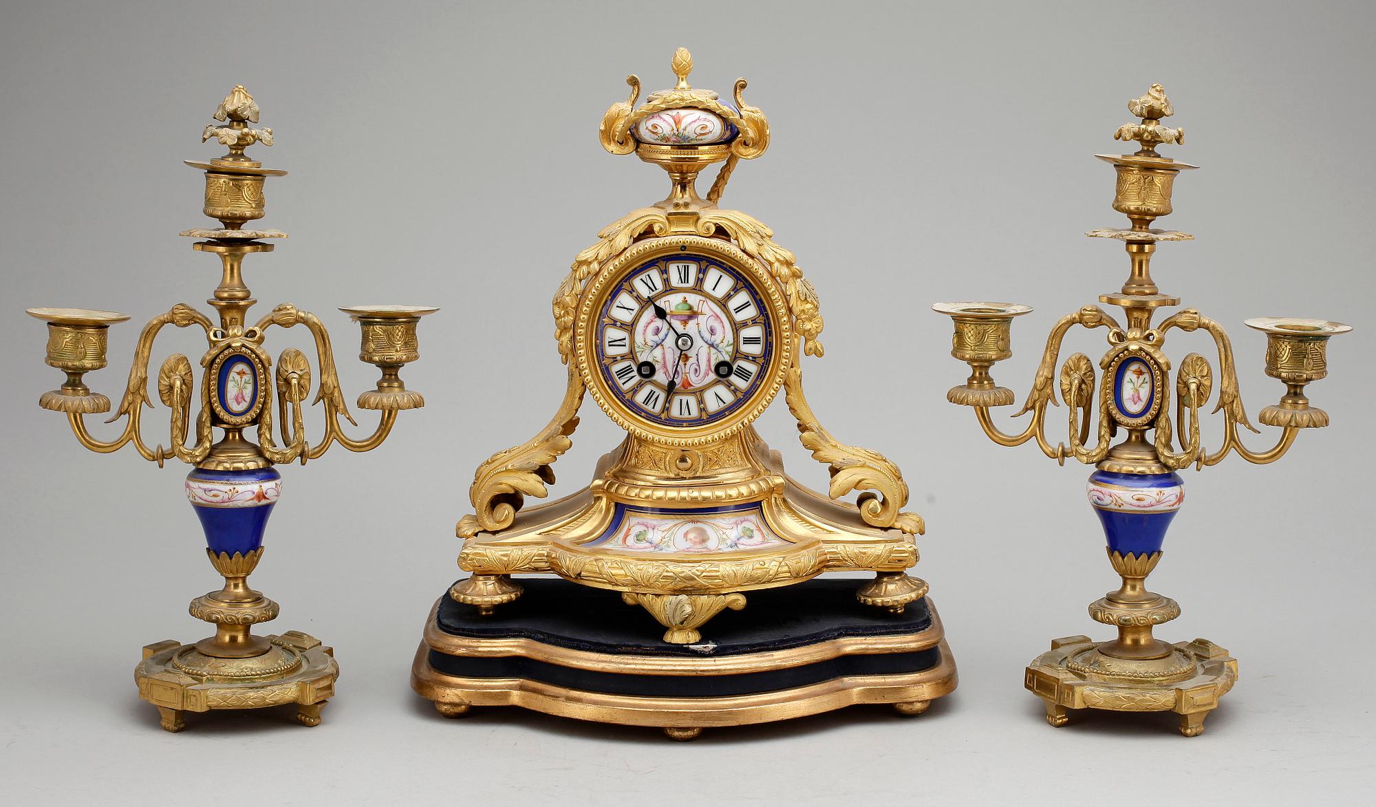 GARNITYR MED BORDSPENDYL OCH ett par KANDELABRAR, Ny Louis XVI, sent 1800-tal.