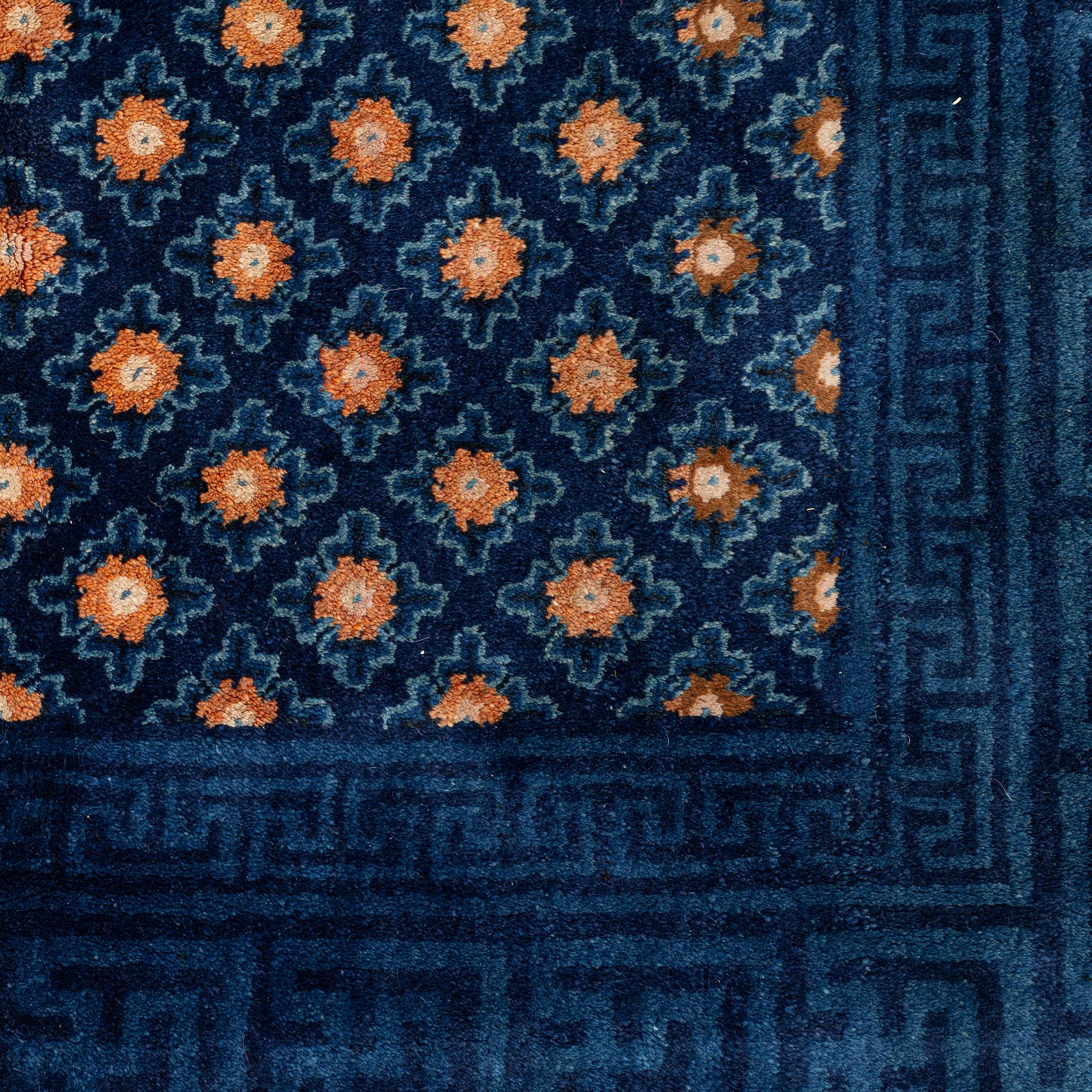 A semi-antique chinese Baotou rug, c 285 x 164 cm.