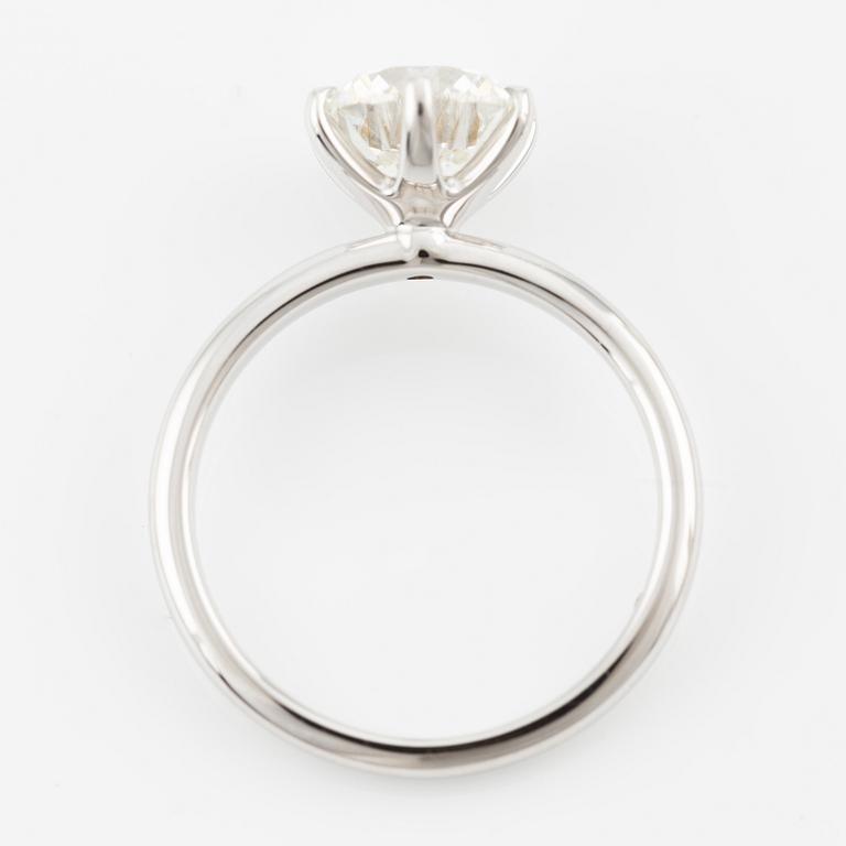 Ring, 18K vitguld med briljantslipad diamant 1.73 ct, medföljande GIA report.