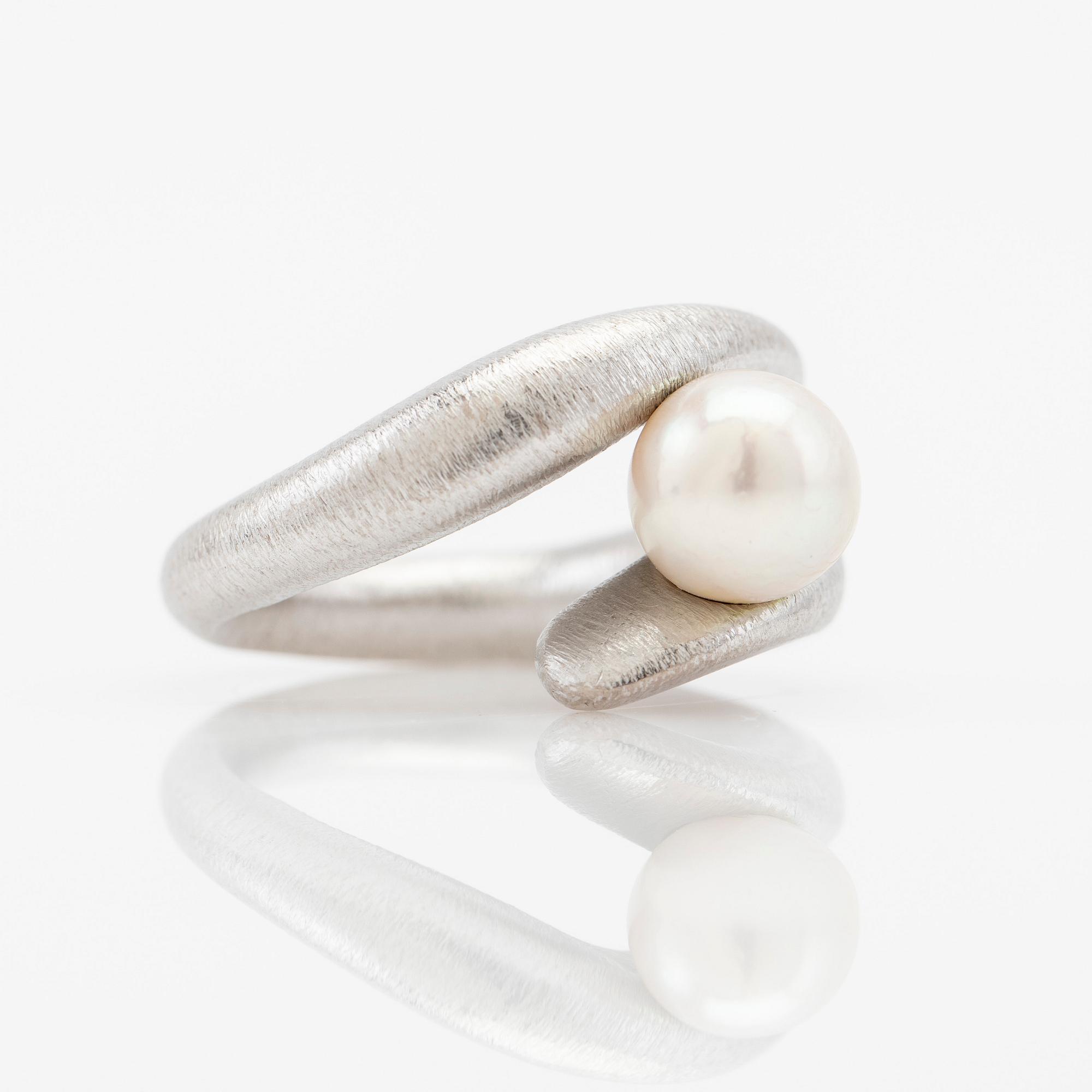 Ole Lynggaard, ring, 18k white gold with pearl.