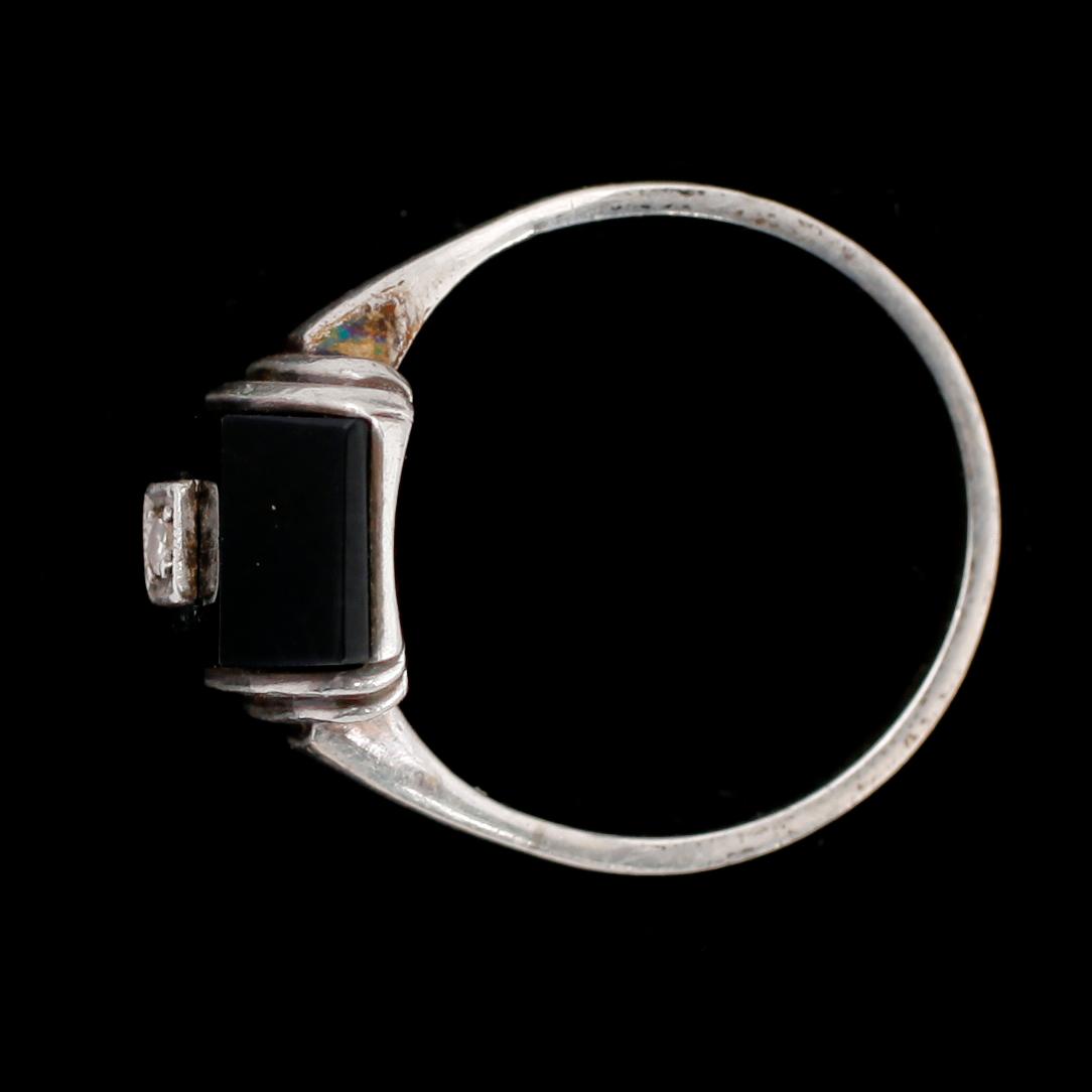 RING, silver, art déco, 1920-/30-tal, med svart sten och briljantslipd diamant.