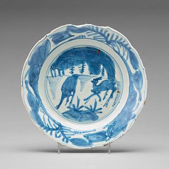 536. A set of three blue and white dishes, Ming dynasty (1368-1644).