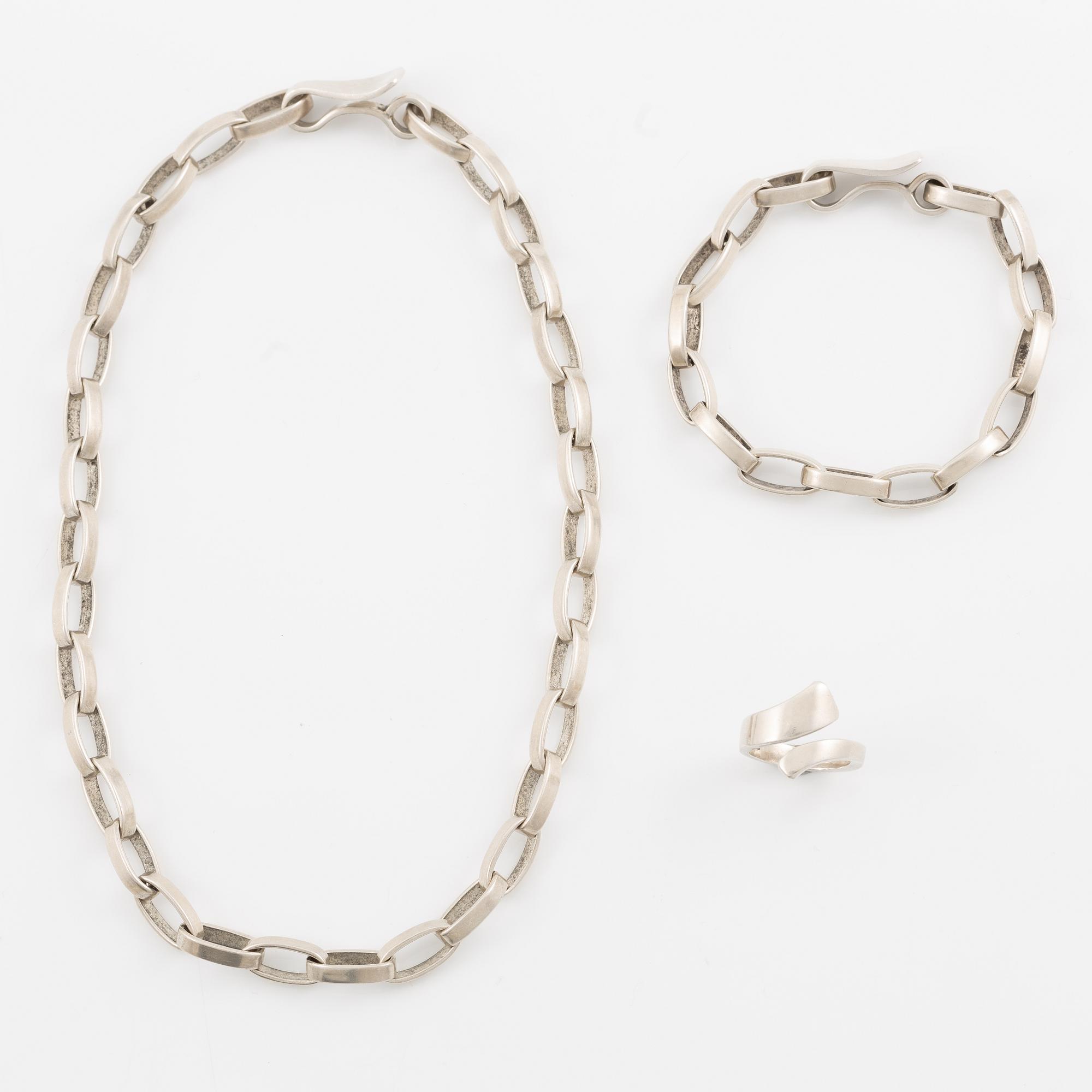 Sven-Erik Högberg samt Annette och Marie Högberg, ring, armband och collier.