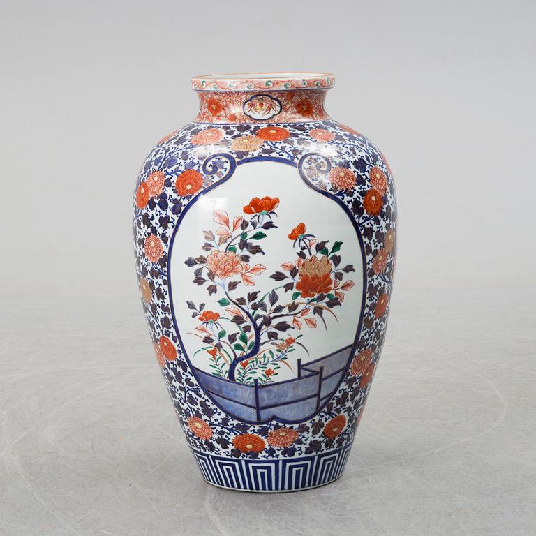 A large Japanese imari vase, 20th century.