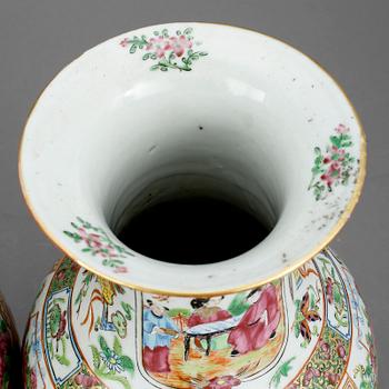 VASER, ett par, porslin, Kanton, Kina 1800-tal.