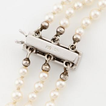 Pearl necklace, three-strand, graduated cultured pearls, clasp in 18K white gold and brilliant-cut diamonds.