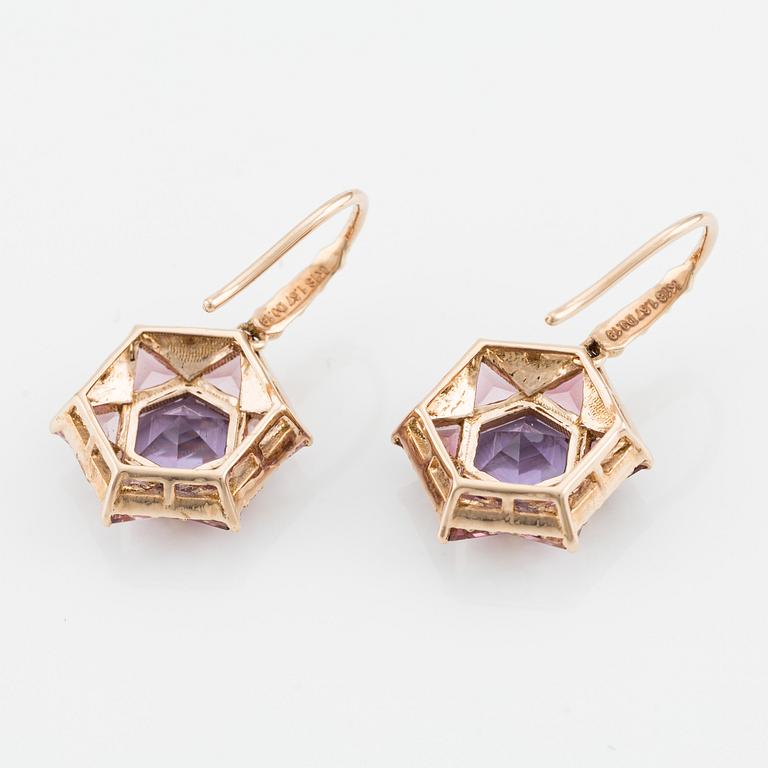 Earrings with amethysts, pink tourmalines, and brilliant-cut diamonds.