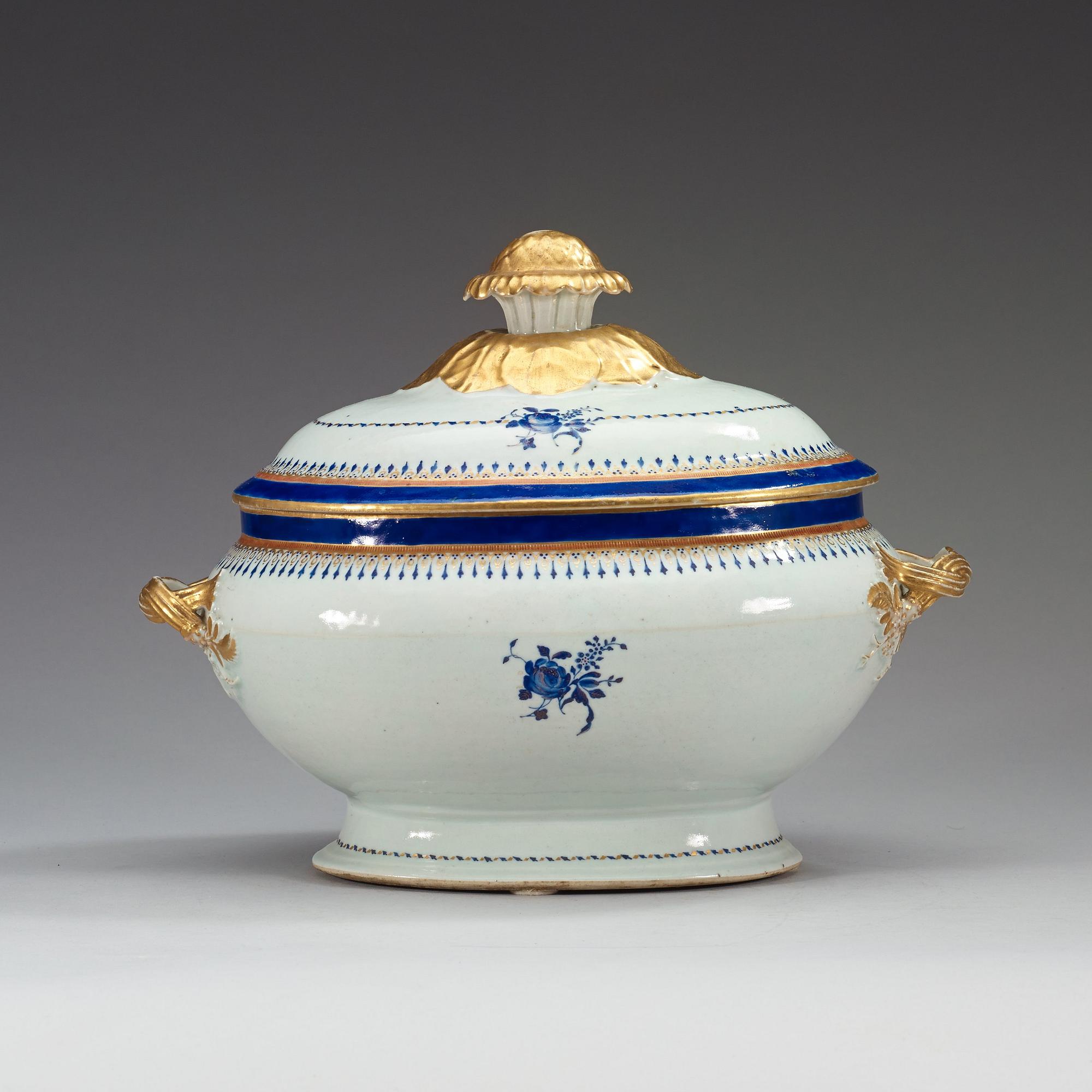A blue and gold enamelled tureen with cover and stand, Qing dynasty, Jiaqing (1796-1820).