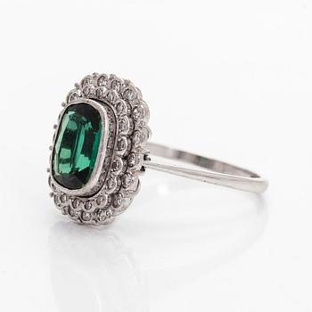 RING, fasettslipad turmalin, åttkantslipade diamanter, 18K vitguld. A. Tillander, Helsingfors 1975.