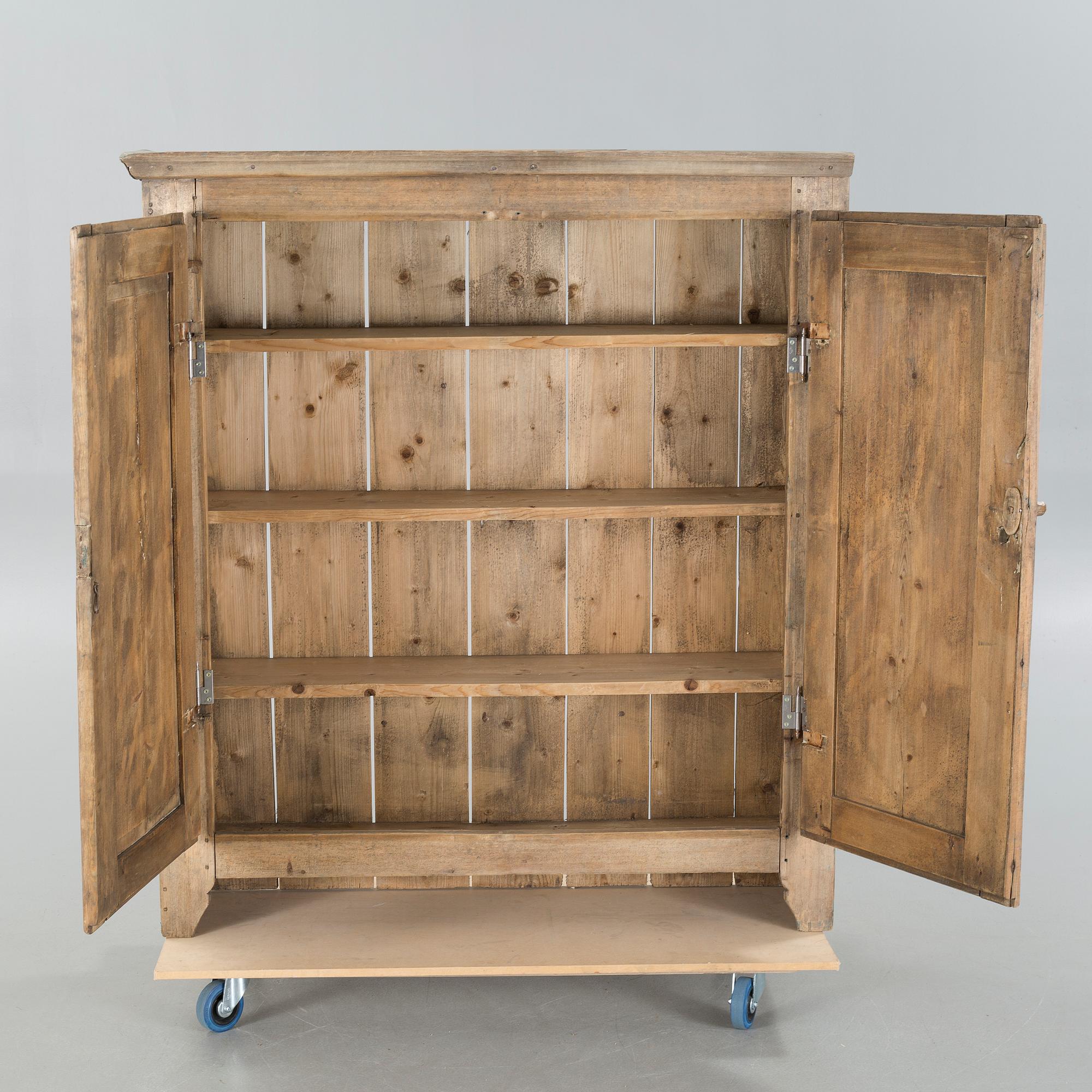 A cabinet, 19th century.