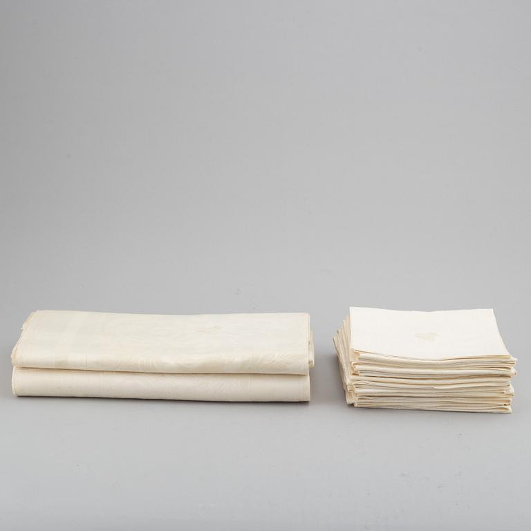 1+1 linen table cloths and 12 linen napkins.