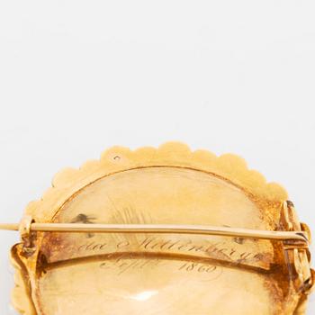 Miniatyrporträtt/brosch 18K guld med emaljdekor och pärlor.