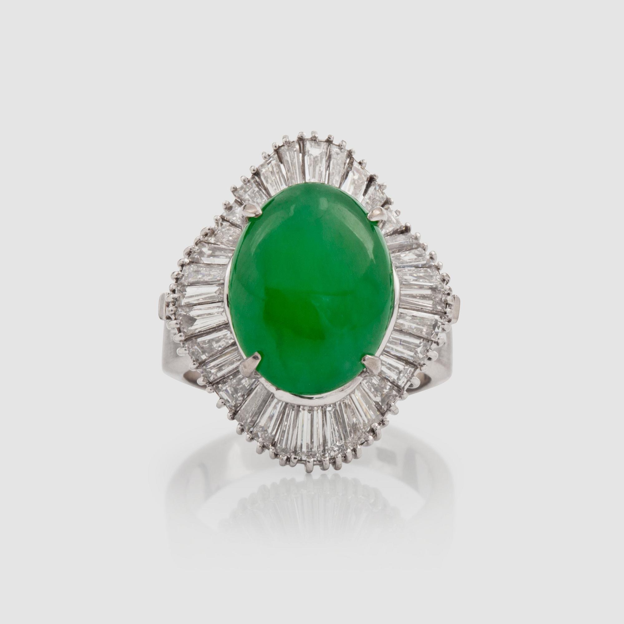 RING med obehandlad jadeit 5.80 ct samt trapetsslipade diamanter totalt ca 3.50 ct.