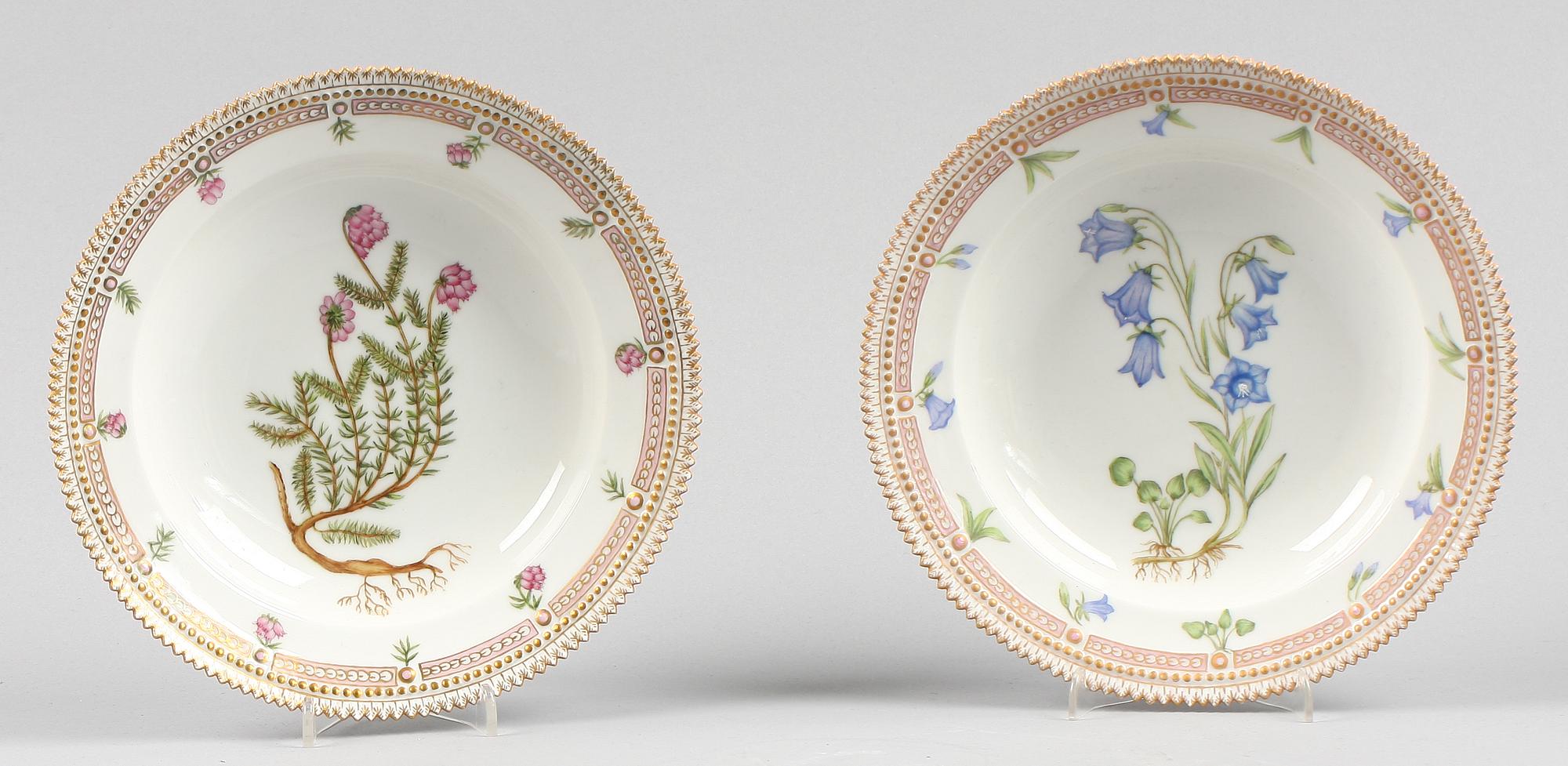 SALADIÈRE samt TALLRIKAR 6+6 st, porslin, "Flora Danica" Hausmalerei, Royal Copenhagen, Danmark.
