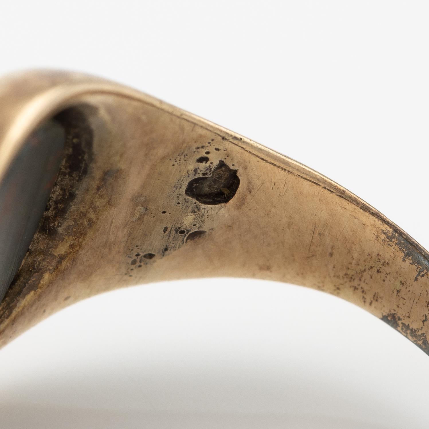 Ring with engraved heliotrope.