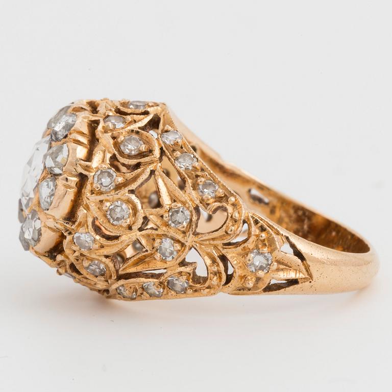 RING, 18K gold with diamonds 8/8 approx 0.60 cts and 10 rose cut diamonds in cluster formation.