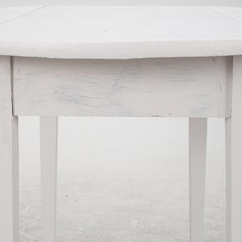 A drop-leaf table, early 20th Century.