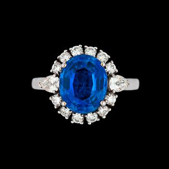 995. RING, fasettslipad kyanit, 3.46 ct, och briljantslipade diamanter, tot. 0.69 ct.