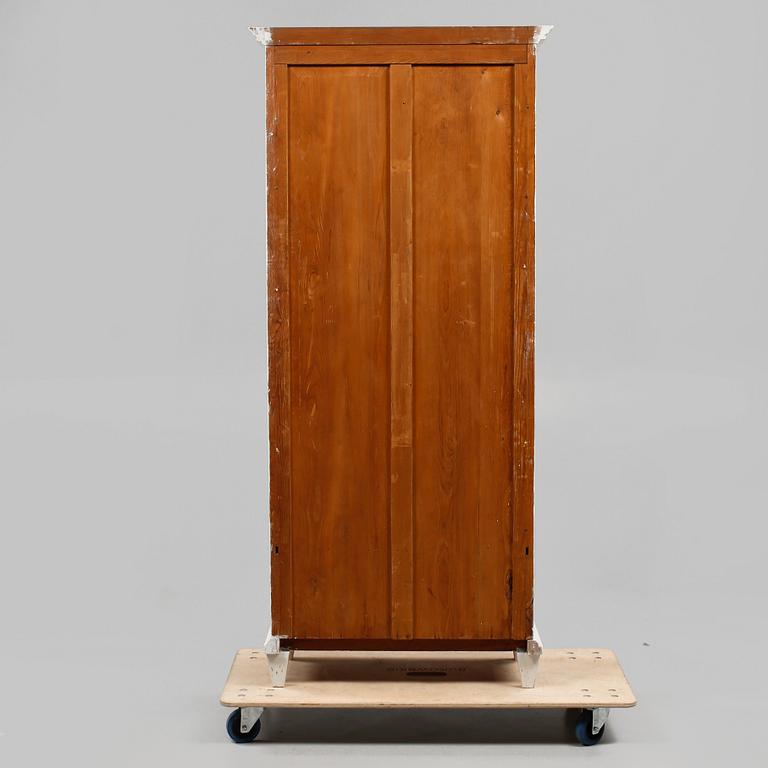 VITRINSKÅP, delvis 1900-talets första hälft.