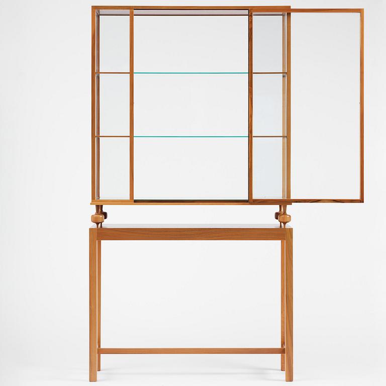 Josef Frank, a walnut showcase cabinet model "B 2077", Firma Svenskt Tenn.
