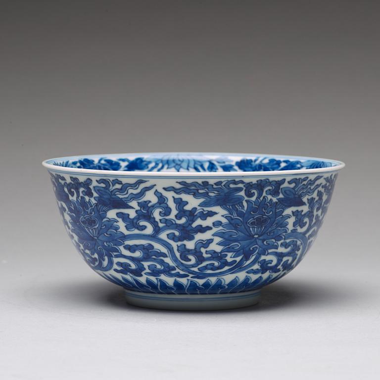 SKÅL, porslin. Qingdynastin, med Kangxis märke och period (1662-1722).
