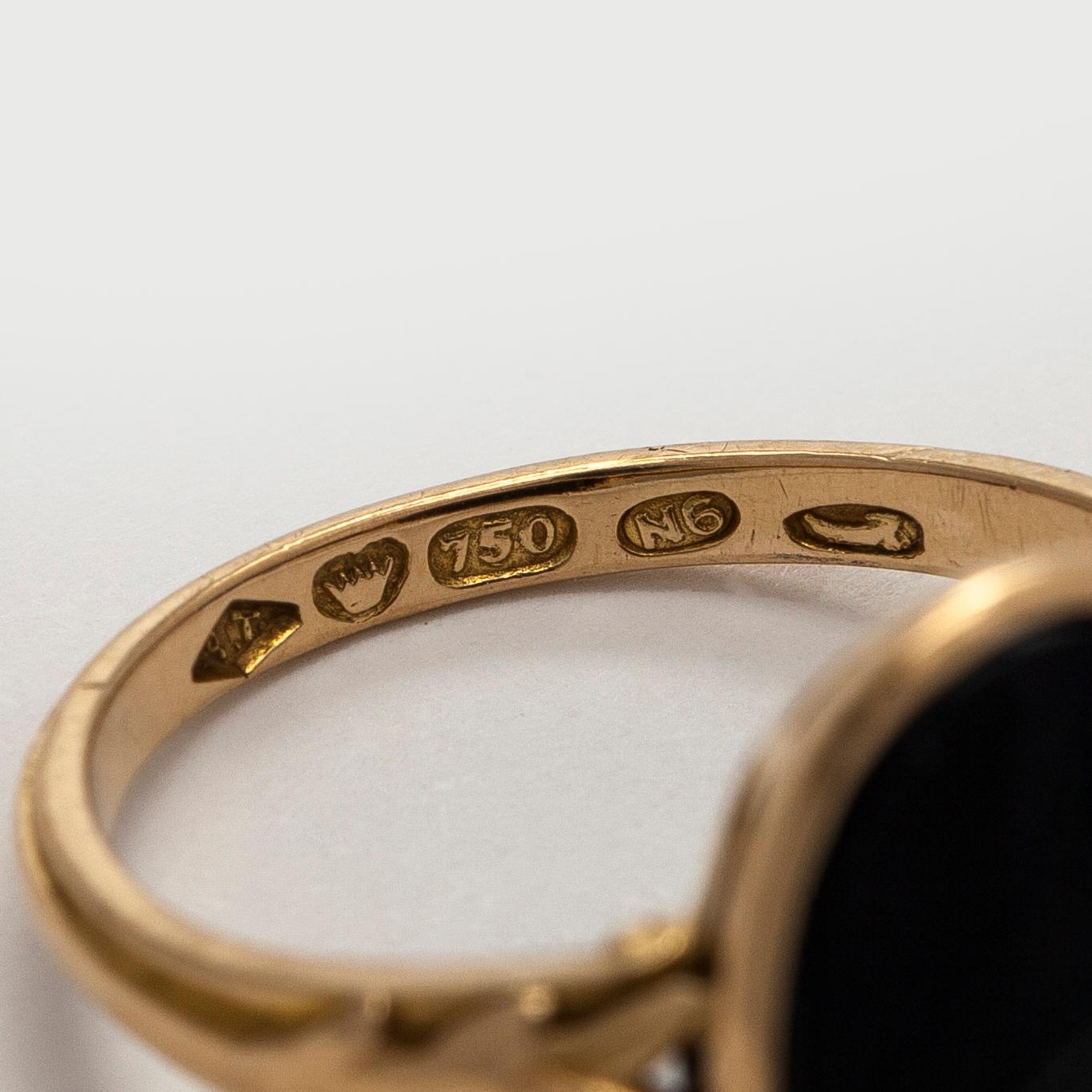 Ring, onyx, 18K guld. A. Tillander, Helsingfors 1942.