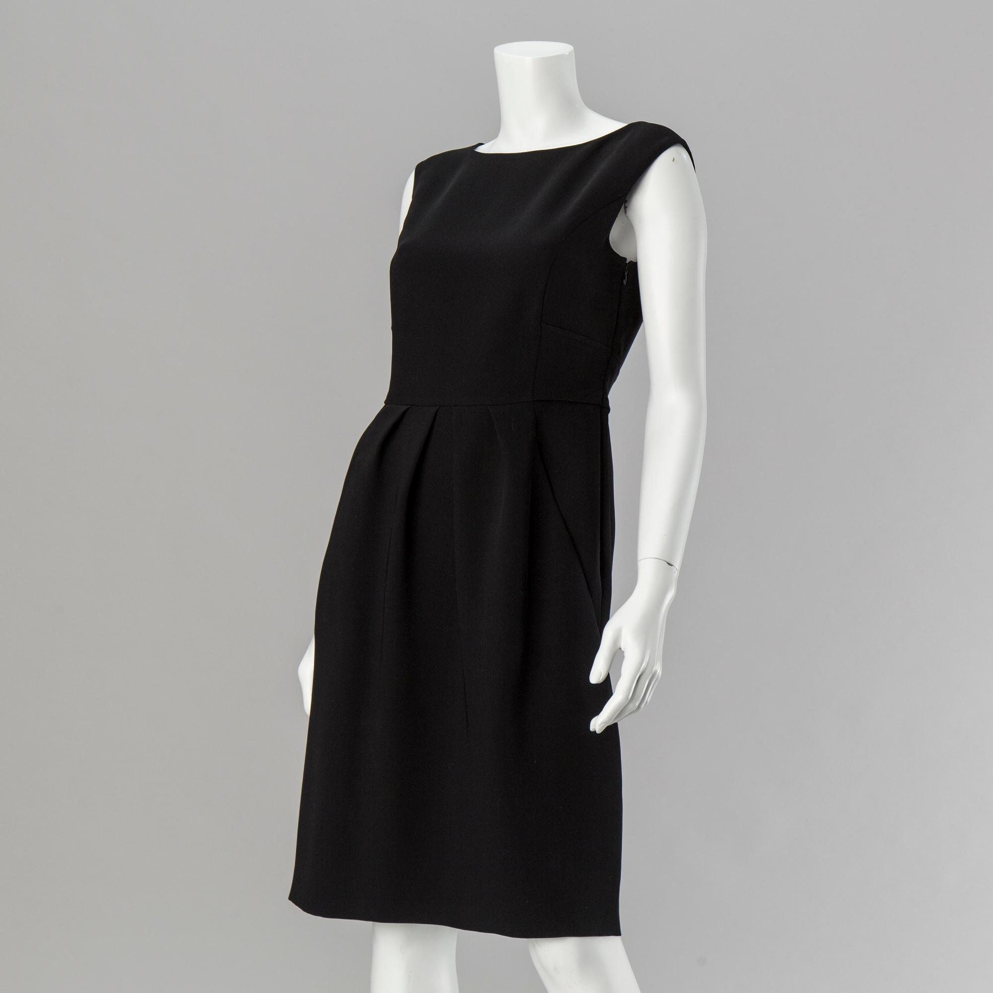 A black dress by Philosophy di Alberta Ferretti.