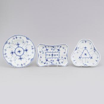 25 pieces of porcelain tableware from Royal Copenhagen, model "Musselmalet", 20th century.