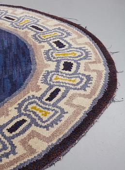 UNKNOWN ARTIST, CARPET, almost circular, knotted pile, ca 187 x 178 cm, probably Sweden.