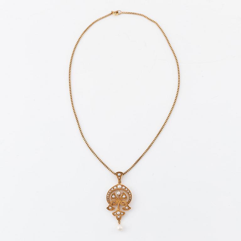 An 18K gold and pearl pendant with an 18Kgold chain.