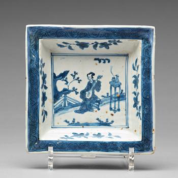 A blue and white Transition dish, 17th Century.