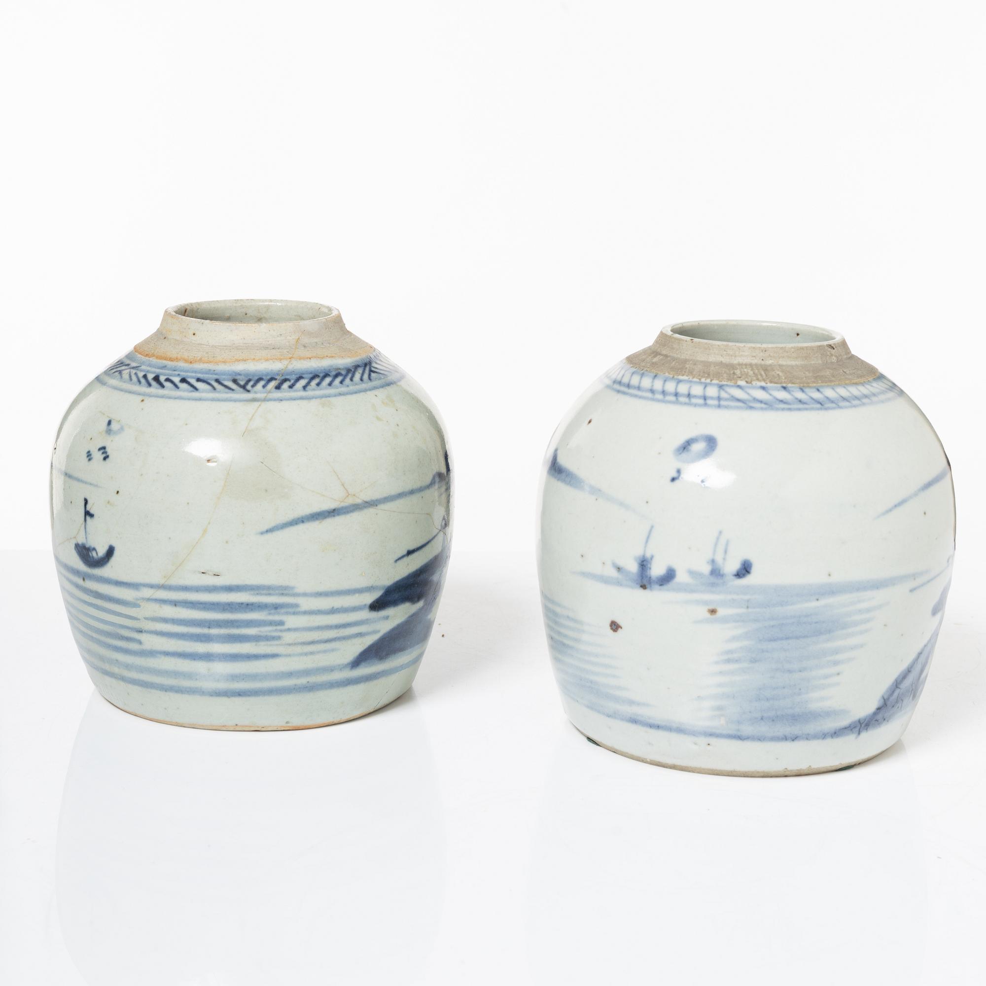 A pair of Chinese blue and white porcelain dishes and two jars, Qing dynasty, 19th century.
