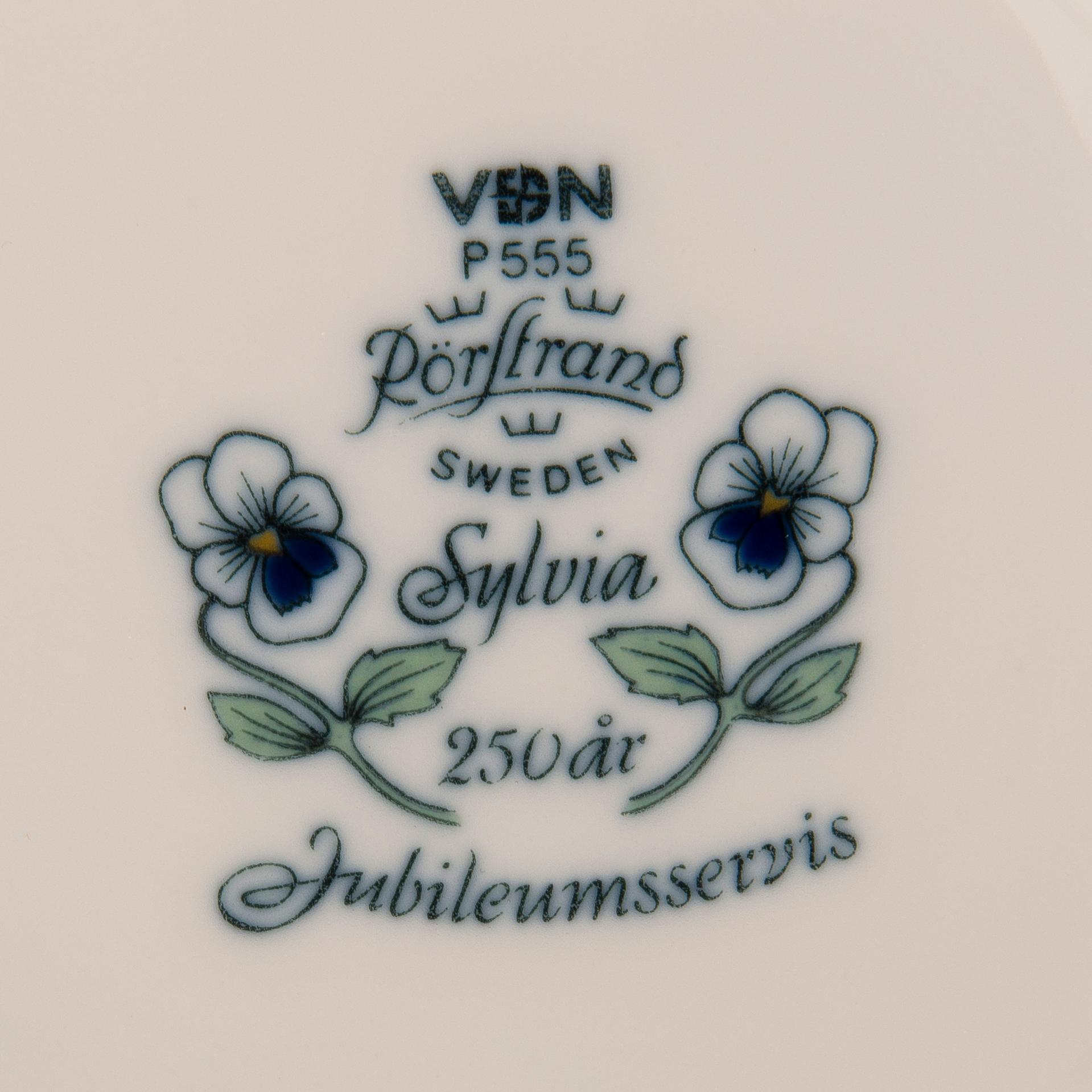 SYLVIA LEUCHOVIUS, 84 osaa, posliinia, "Sylvia", Juhla-astiasto, Rörstrand, 1900-luvun loppupuoli.