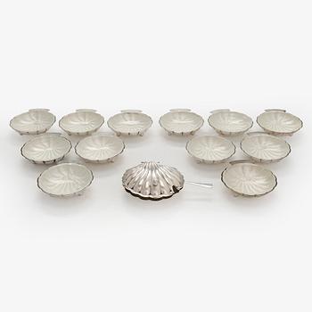 Ostronskålar, 12 st, silver och glas. Auran Kultaseppä Oy Åbo 1959.