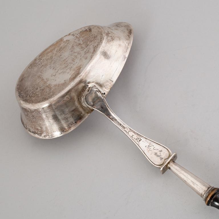 SOPPSLEV, silver, otydliga stämplar 1825. Total vikt 154 g.