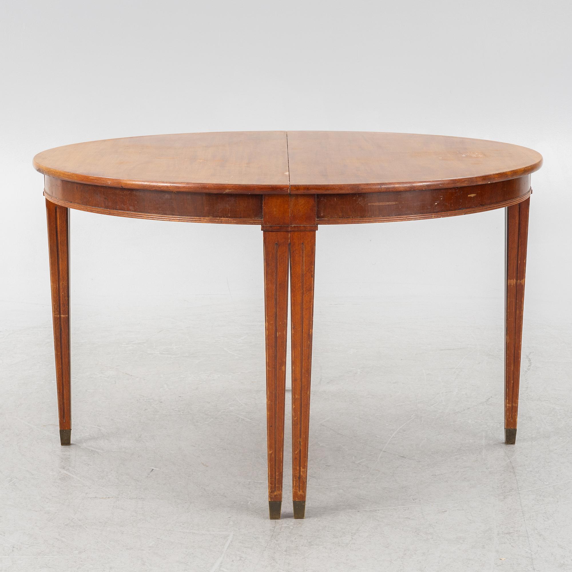 Dining table, Gustavian style, first half of the 20th century.